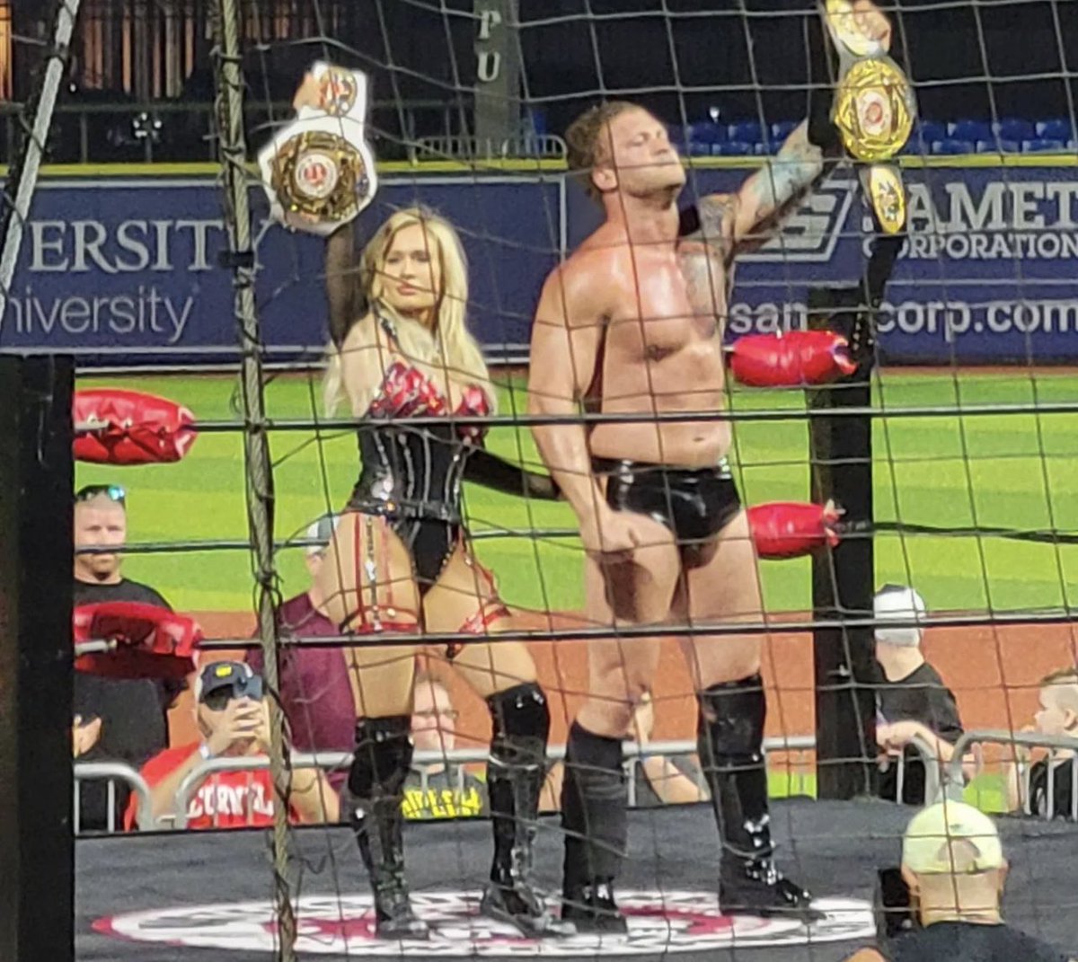 MastersofRing1's tweet photo. About last night. 😉 #andNEW
#KillerKross #ScarlettBordeaux #MOREWrestling #mastersofringentertainment #HighPointNC
📷: Anthony Hardy @CaptainsWorld86 https://t.co/eUGVG7mKDa