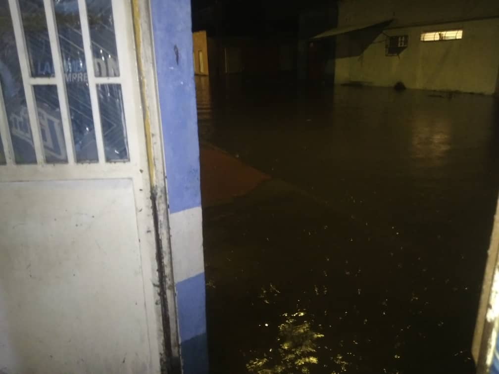Casi 12 horas de lluvia en #SanFernando de #Apure y se vuelve a evidenciar que a pesar de las denuncias realizadas por ciudadanos sobre el estado de las alcantarillas y las aguas negras la alcaldía del municipio sigue haciendo caso omiso a estos planteamientos. #mantenimiento