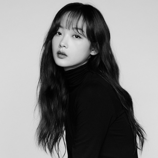 KoreanUpdates's tweet image. #LeeYouMi confirmed to star in #Gonjiam director's new movie, #NewNormal, joining #ChoiJiWoo #ChoiMinho #JeongDongWon #PyoJihoon #HaDaIn.

Depicts the horror &amp;amp; danger of everyday's life in a time when eating alone becomes daily

naver.me/5qgJlRp6 #KoreanUpdates RZ