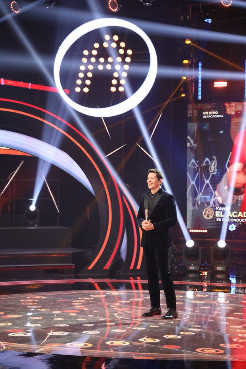 LaAcademiaTV's tweet photo. .@yahirmusic está haciendo que esta noche sea aún más mágica. 🤩🎶 Nadie mejor que él para llevarnos de la mano en esta gran noche de estreno de #LaAcademia. ✨🧡

EN VIVO AHORA https://t.co/YXtYNL3KqP https://t.co/CBGZ7saLWV