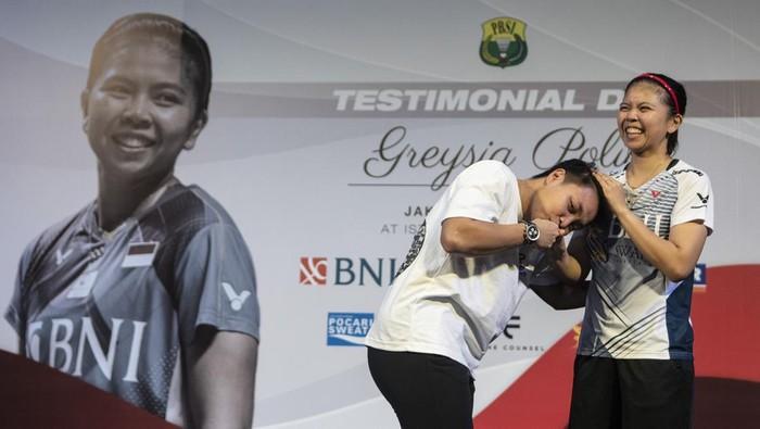 detikcom's tweet photo. Apriyani Rahayu tak kuasa menahan air mata saat melepas senior sekaligus partnernya, Greysia Polii, yang pensiun. Beberapa kali ia kedapatan menyeka air mata. https://t.co/gewjtSirSc
