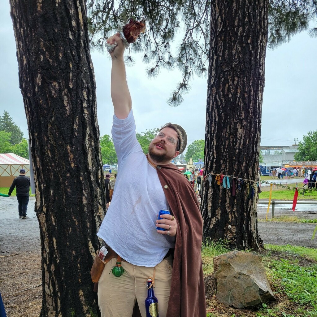 LucasWiseman's tweet photo. Finally got myself a turkey leg, feat. my favorite photobomber. 

#huzza #renfaire #oregonfaire #turkeyleg #faire https://t.co/eu4ng7OUlz https://t.co/TtB0yjZtGt