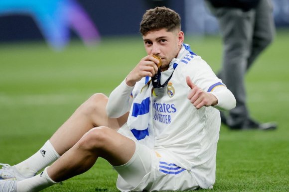 Déjense de querer sacar partido del fútbol. Por derecha y por izquierda. No rompan más.  Federico Valverde deja a Uruguay mucho mejor que la mayoría de los que critican. Discutan en el parlamento y en las urnas y no se metan con el FOBAL URUGUAYO. Halcón, no le des pelota a nadie