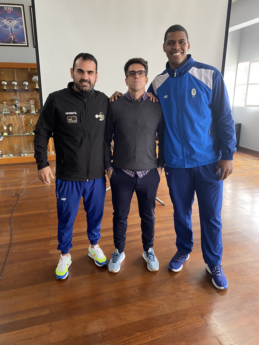 VasquezCarlitos's tweet photo. Muchas gracias @jlpichel por compartirnos tu experiencia, conocimientos, por cada charla mano a mano, pero sobretodo por la calidad de persona que nos encontramos. Gran abrazo Coach! https://t.co/vI7VHfDqJ4