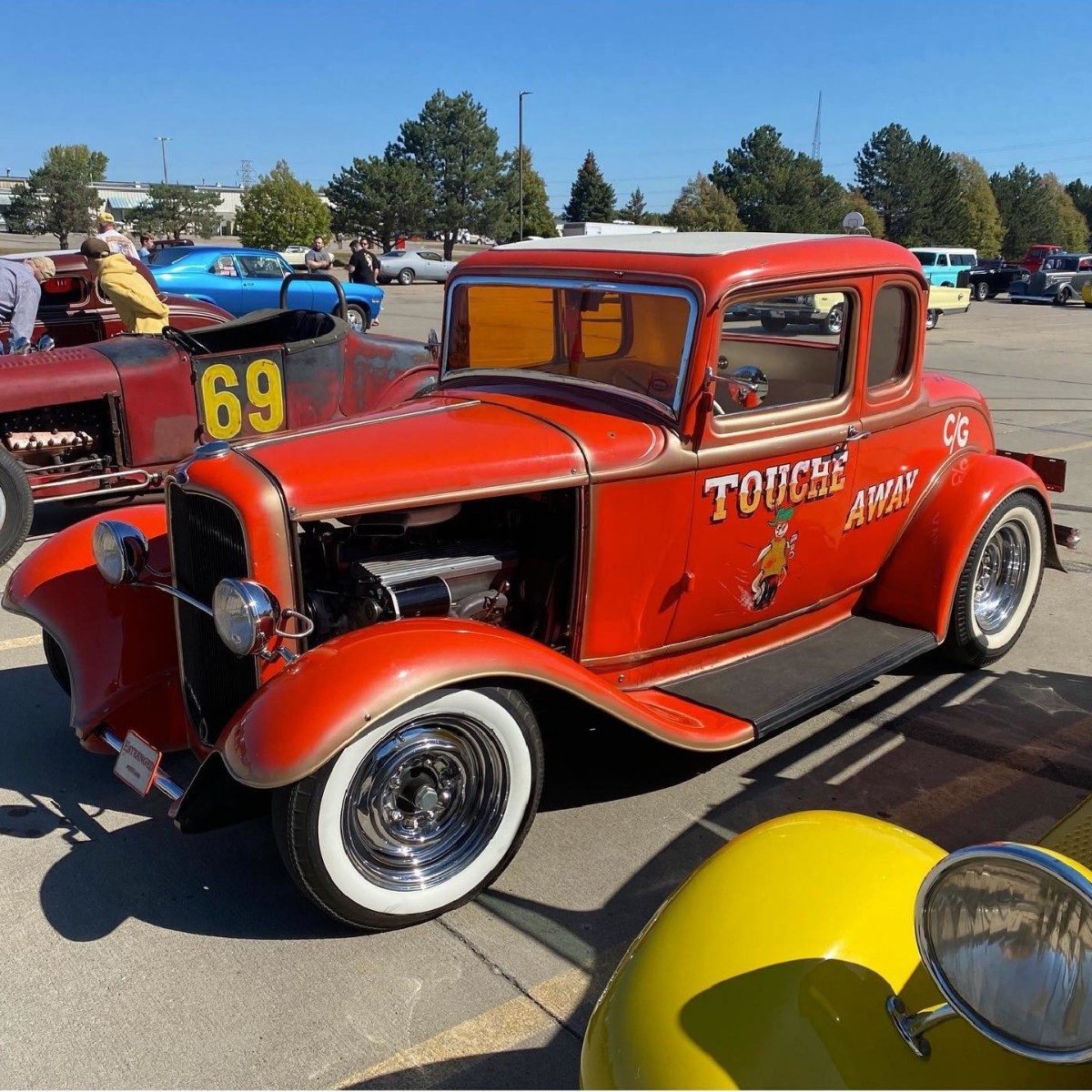 SpeedwayMotors's tweet photo. Very neat 60's style '32 5-window. Love the chrome steelies, wide whites, cool gold fogging on the beltline and fender edges.
Thanks for stopping by Speedway Motors. 😉
#speedwaymotors #5window #steelies #fenders https://t.co/Hz9xHu6srN