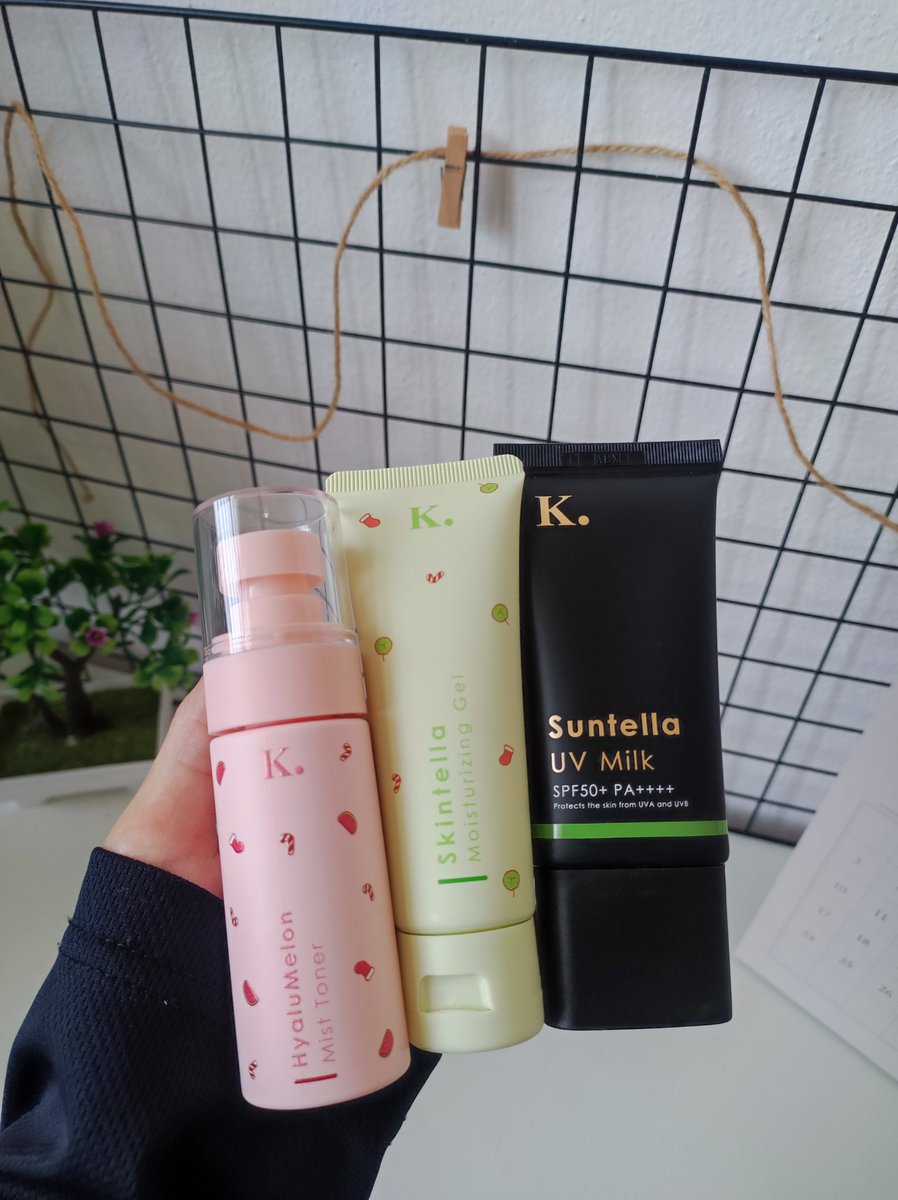 flolycare's tweet photo. Things to do this morning ✨

Hair serum that will get my hair smooth and manageable 💫

Triple buddies for my morning and simple skincare routine 👑 https://t.co/JnVcqljA8t