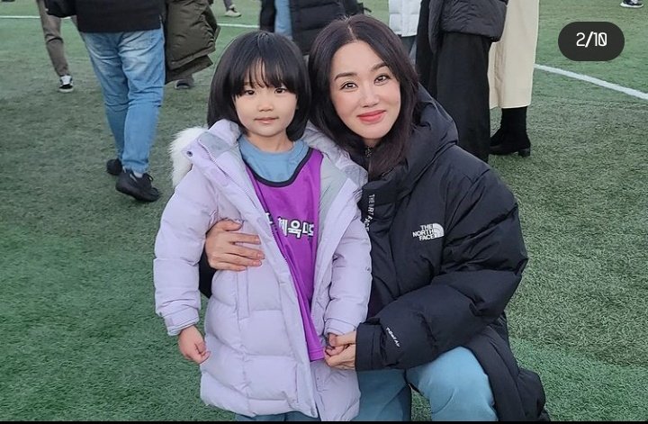 ZapMav's tweet photo. Some cute behind the scene photos from Our Blues ❤❤.

#EunGi with #Miran
EunGi with #Hansu
Eungi with #Eunhui
Eungi with #InGwon

Still can't believe that this drama has come to its end 😭. Gonna miss them so much 😭❤

#OurBlues #OurBluesEp20 #Kdrama https://t.co/v6pqujjnF4
