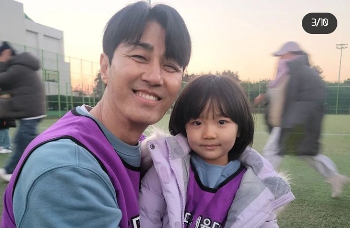 ZapMav's tweet photo. Some cute behind the scene photos from Our Blues ❤❤.

#EunGi with #Miran
EunGi with #Hansu
Eungi with #Eunhui
Eungi with #InGwon

Still can't believe that this drama has come to its end 😭. Gonna miss them so much 😭❤

#OurBlues #OurBluesEp20 #Kdrama https://t.co/v6pqujjnF4