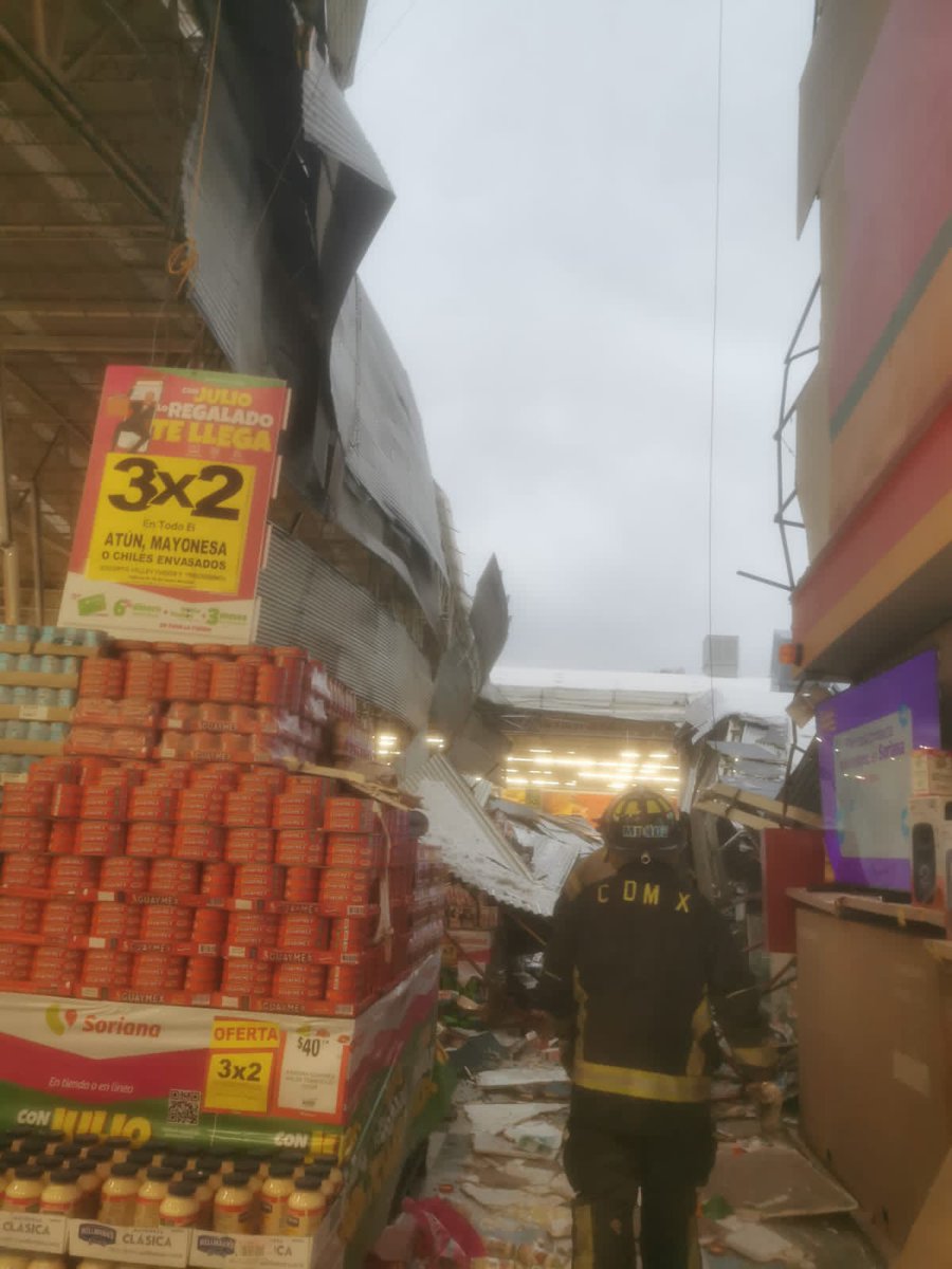 lopezdoriga's tweet photo. #ÚLTIMAHORA
 
Por las fuertes lluvias, colapsó el techo de un Soriana sobre Avenida Revolución, en Mixcoac.
 
La información: https://t.co/PRCLES003a https://t.co/ce4PNSkZQD