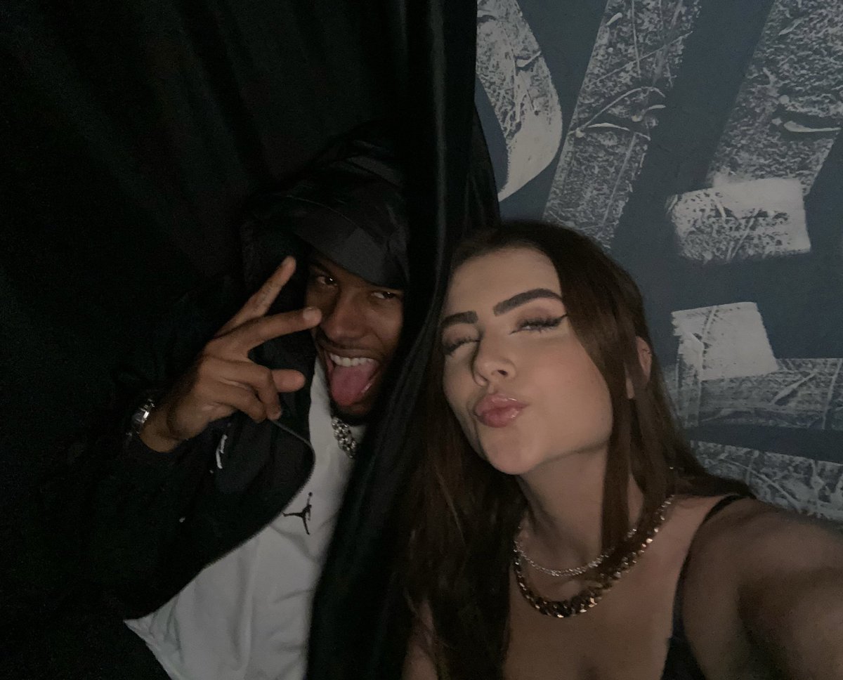 iampauloandre's tweet photo. A amizade é tudooo haha tmj sempre marrenta.. ❤️‍🔥✌🏾 @jadepicon https://t.co/f5umgxp0jS