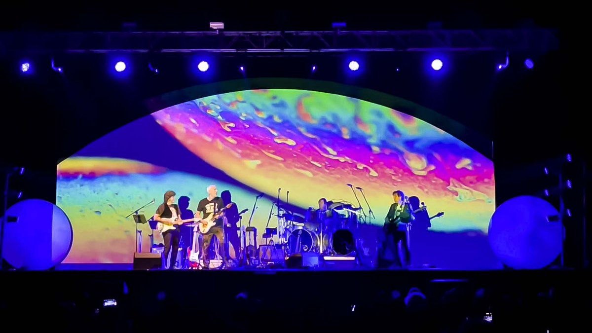 indierocks's tweet photo. La experiencia de la obra abierta. Anoche en el @PepsiCenter_WTC, @GilmourProject revitalizó el mito de Pink Floyd con su interpretación en vivo del 'Dark Side of the Moon'. https://t.co/Y86aTtZnJJ 🌚🎶

📝: @ArturoTavoMldz https://t.co/T6sS3zSzJs