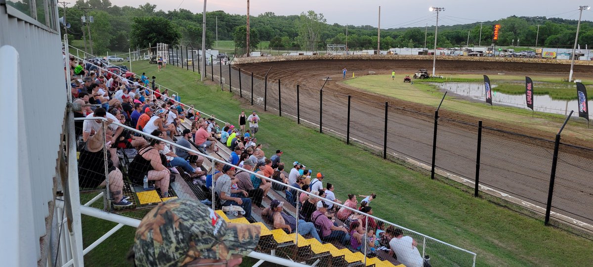 bryanhulbert's tweet photo. Pretty good crowd at @CaneySpeedway for the #Sooner600Week Finale with @NOW600Series. https://t.co/7b4XJ44mwp