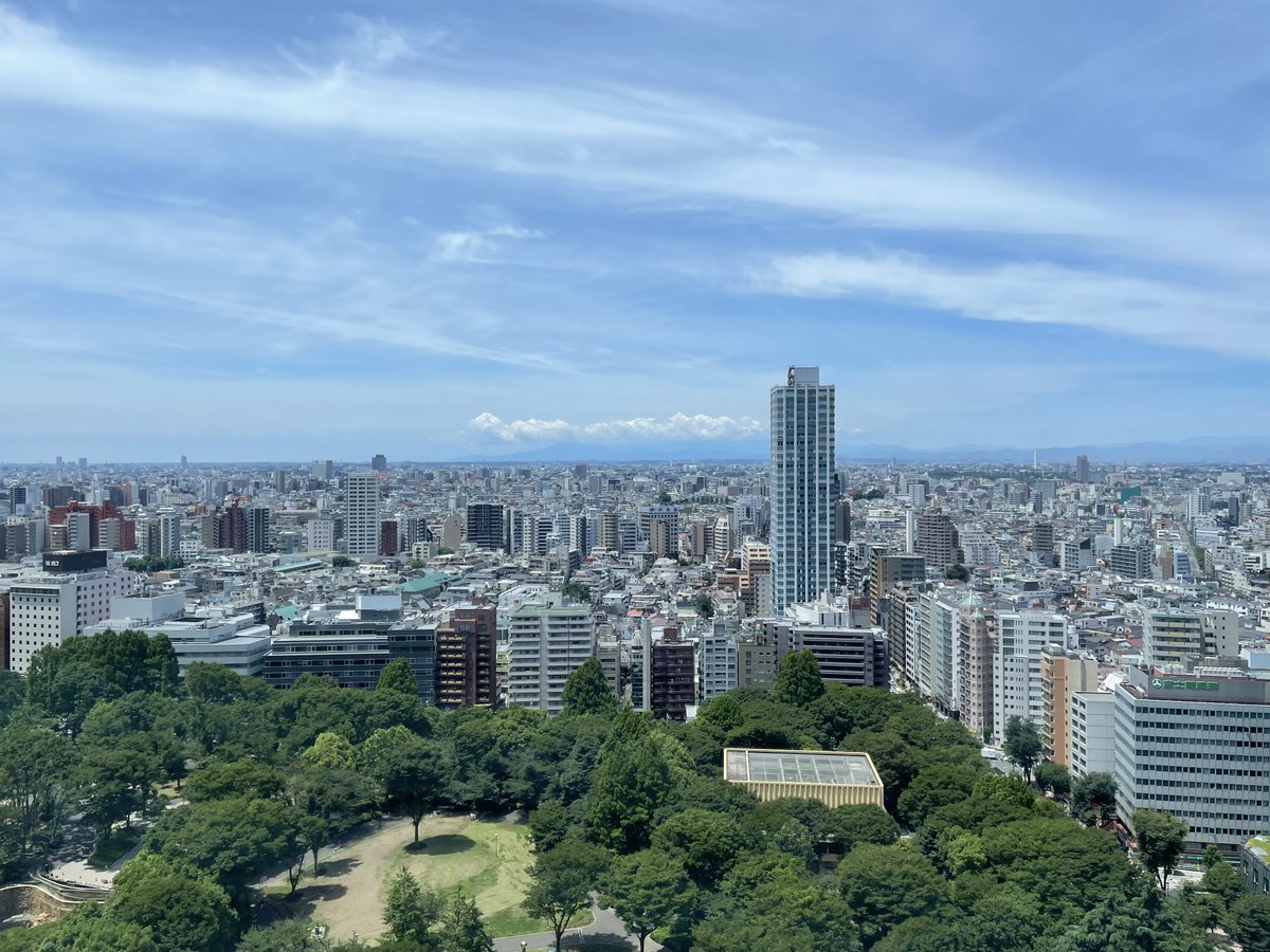 手前は薄い雲 西新宿は晴れ 25 現在は青空となっております 写真の奥側の山並み辺りは厚い雲に覆われているのが見えますね あの辺りは天気が違うのでしょうか 気になります 企業公式が毎朝地元の天気を言いあう 就活生と繋がりたい イマソラ 目黒