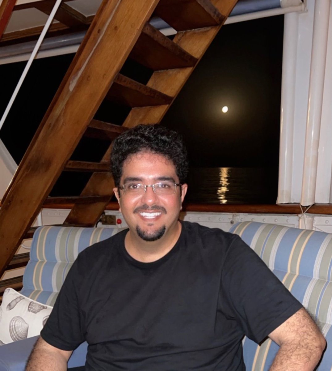 يا شعيل هذا القمر عاكس ظله
بين السماء والبحر والأرض
سبحان من صوره وجمّله
وأعطاه بين خلقه
الود والمحبة
الله يحفظه #عبدالعزيز_بن_فهد 🤲🏼🤍