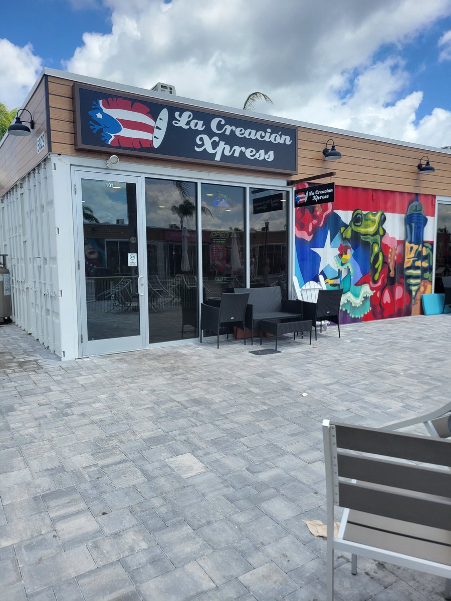 Zabethma's tweet photo. En Krate de Wesley Chapel hay variedad de restaurantes con comida de Perú,  Hawaii, Puerto Rico y muchos más, algunos están por abrir. 
Ir otra vez cuando ya estén funcionando. 
#Krate #WesleyChapel #Florida https://t.co/kCwslUIpNZ