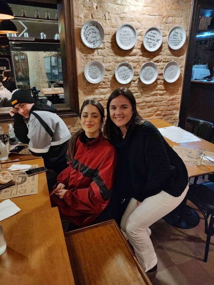 ENTIENDEN QUE ME ACABO DE ENCONTRAR A LA REINA, LA UNO, LA TRIPLE T EN EL RESTAURANTE!!!!! ME FALTAN MAYÚSCULAS