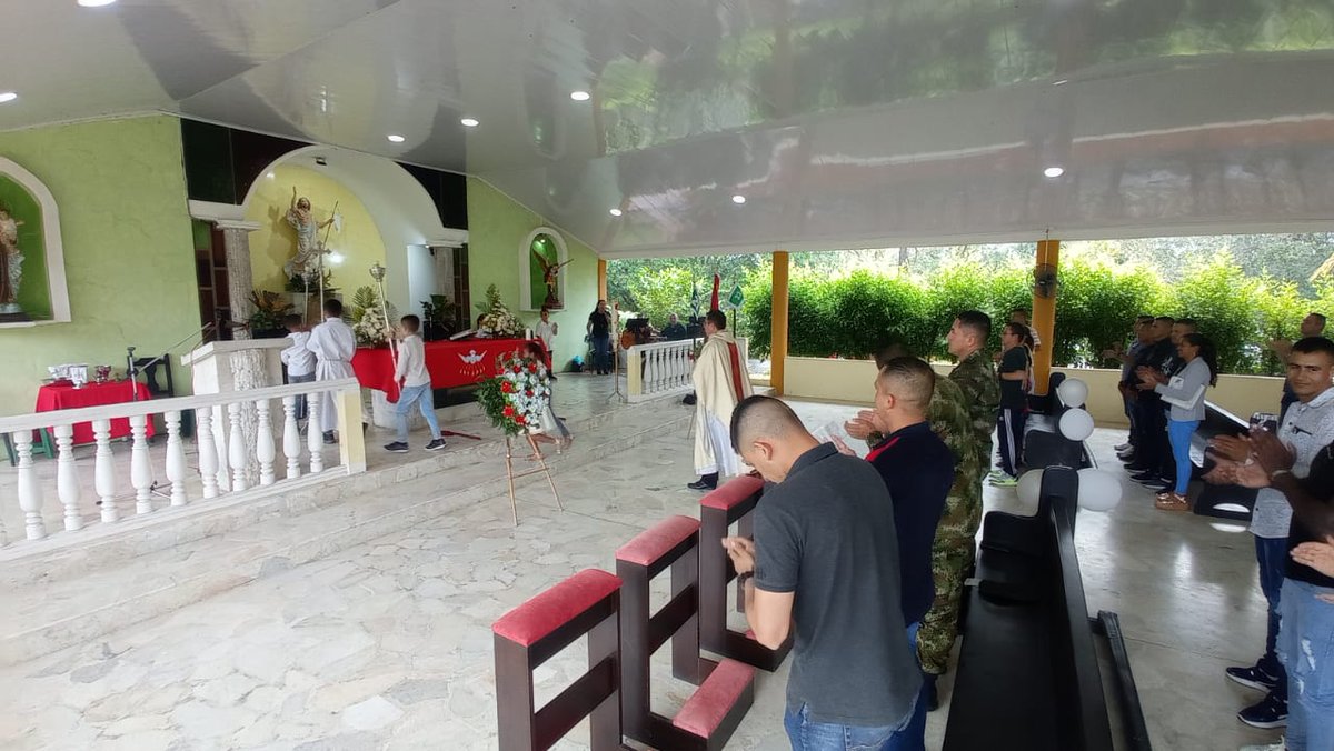 CCON3_FFMM's tweet photo. En la capilla del Fuerte Militar Larandia se realizó la celebración eucarística a cargo del Comando de Estabilización y Consolidación Júpiter, con sus Batallones de Operaciones Terrestres N.°21 y 22,  en un espacio de fortalecimiento de la fe y unión de las familias. https://t.co/lWCA18DcU2