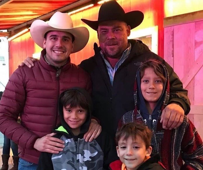 GILSILVAGLEZ's tweet photo. Estimado amigo Manolo, te mandamos un fuerte abrazo por tu cumpleaños, larga vida, éxito y salud, felicidades!!!! https://t.co/XG36lkK6MQ