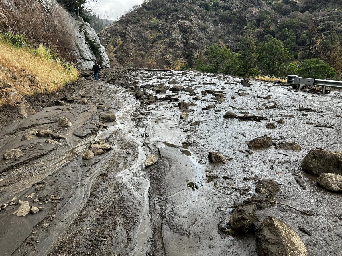 CHP_Oroville's tweet photo. Highway 70 in the Feather River canyon is closed due to mudslides. Please use an alternative route as there is no estimated time for the road to reopen. https://t.co/Xr1rDQscWY