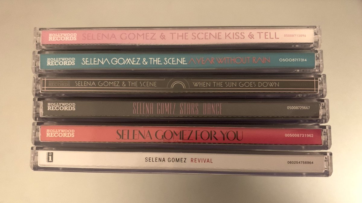 foryoungeun's tweet photo. Oi, pessoal! Estou vendendo meus CDs antigos da Ariana Grande, Taylor Swift e Selena Gomez. Todos estão em ótimo estado e os CDs nunca foram rodados. Para interessados, segue as fotos e preços: https://t.co/sxC33aNXiK