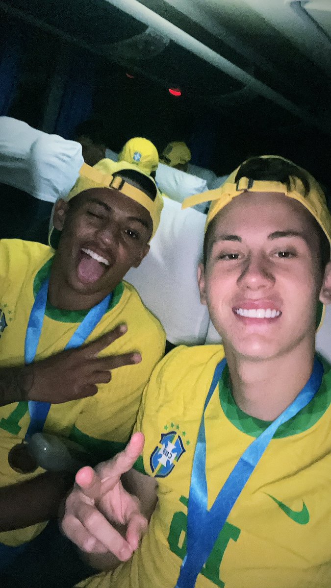 PatryckLanza's tweet photo. Eh nois chefuxo 😂❤️🇧🇷 @Caiomatheus_11 https://t.co/J9R9bCtHrT