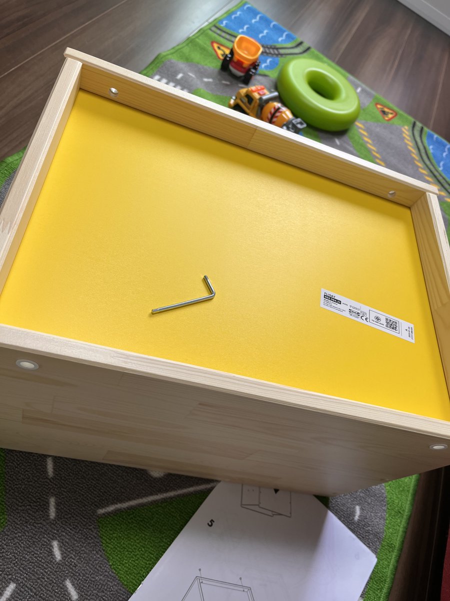 IKEAで買ってきたタイヤ付おもちゃ入れを早速組み立て
早く遊びたい息子を押さえながらなんとか完成!
やったーーーって喜びながら説明書の最後のページめくって今声出して笑ってる

まあ、そうなるよね 