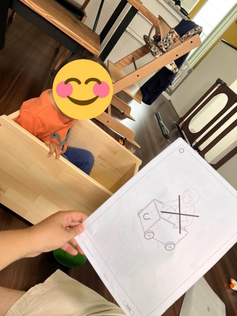 IKEAで買ってきたタイヤ付おもちゃ入れを早速組み立て
早く遊びたい息子を押さえながらなんとか完成!
やったーーーって喜びながら説明書の最後のページめくって今声出して笑ってる
まあ、そうなるよね