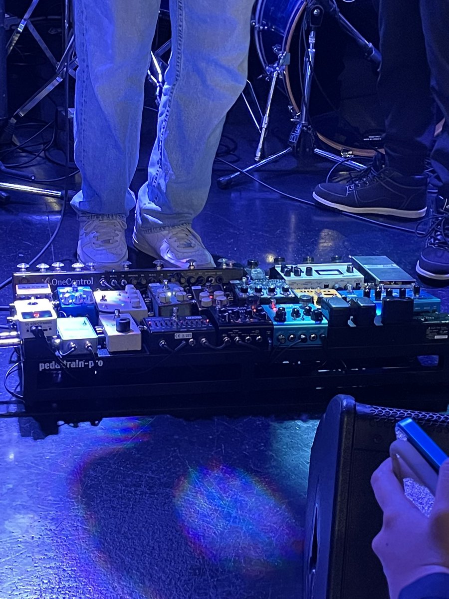 0219113Guitar's tweet photo. ライブ中の足元の自分のボード
めちゃくちゃかっこいい🥰🥰🥰🥰 https://t.co/ycMnwsPZ8E