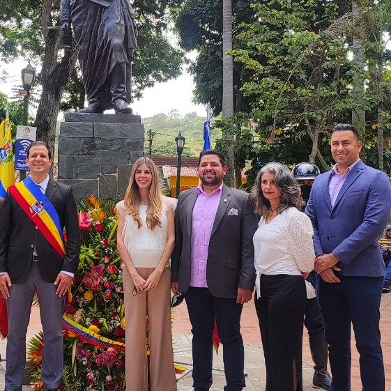 edrengifo's tweet photo. #12Junio | Ofrenda Floral al Libertador en el marco del #238Aniversario de El Hatillo.
Junto a nuestro Alcalde @eliasayegh rendimos honores al #Libertador en esta fecha especial para nosotros los hatillanos.
#ElHatillo238 https://t.co/90KpmVZ9Oe