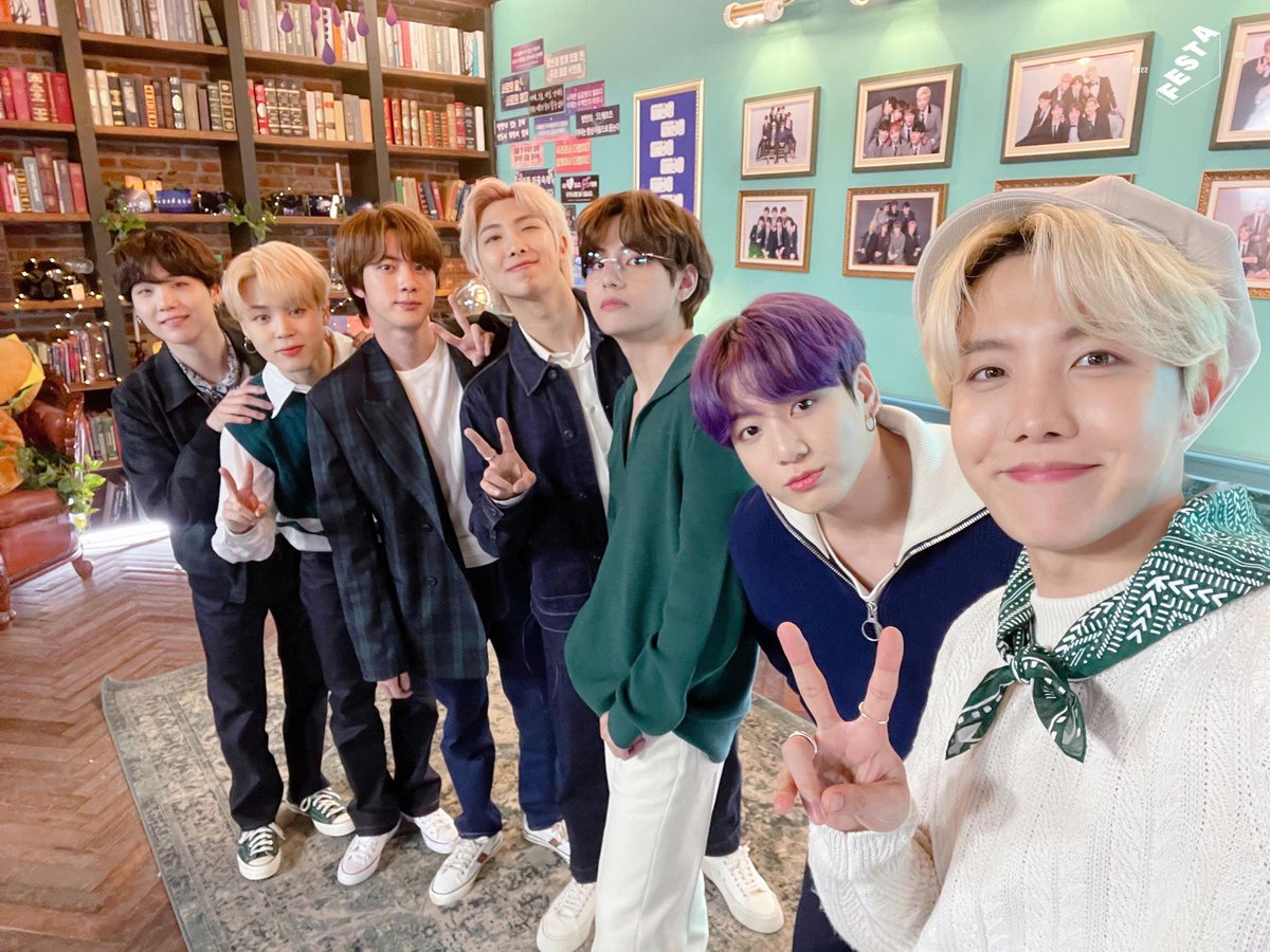 Lights_min93's tweet photo. Quiero hablar de aquellos angeles que llegaron a mi vida para pintarla de colores y salvarme💜✨

TEAMWORK MAKES THE DREAM WORK 
@BTS_twt #BTS9thAnniversary #Happy9thAnniversaryBTS #9YearsWithBTS https://t.co/SAoTXn1TRd