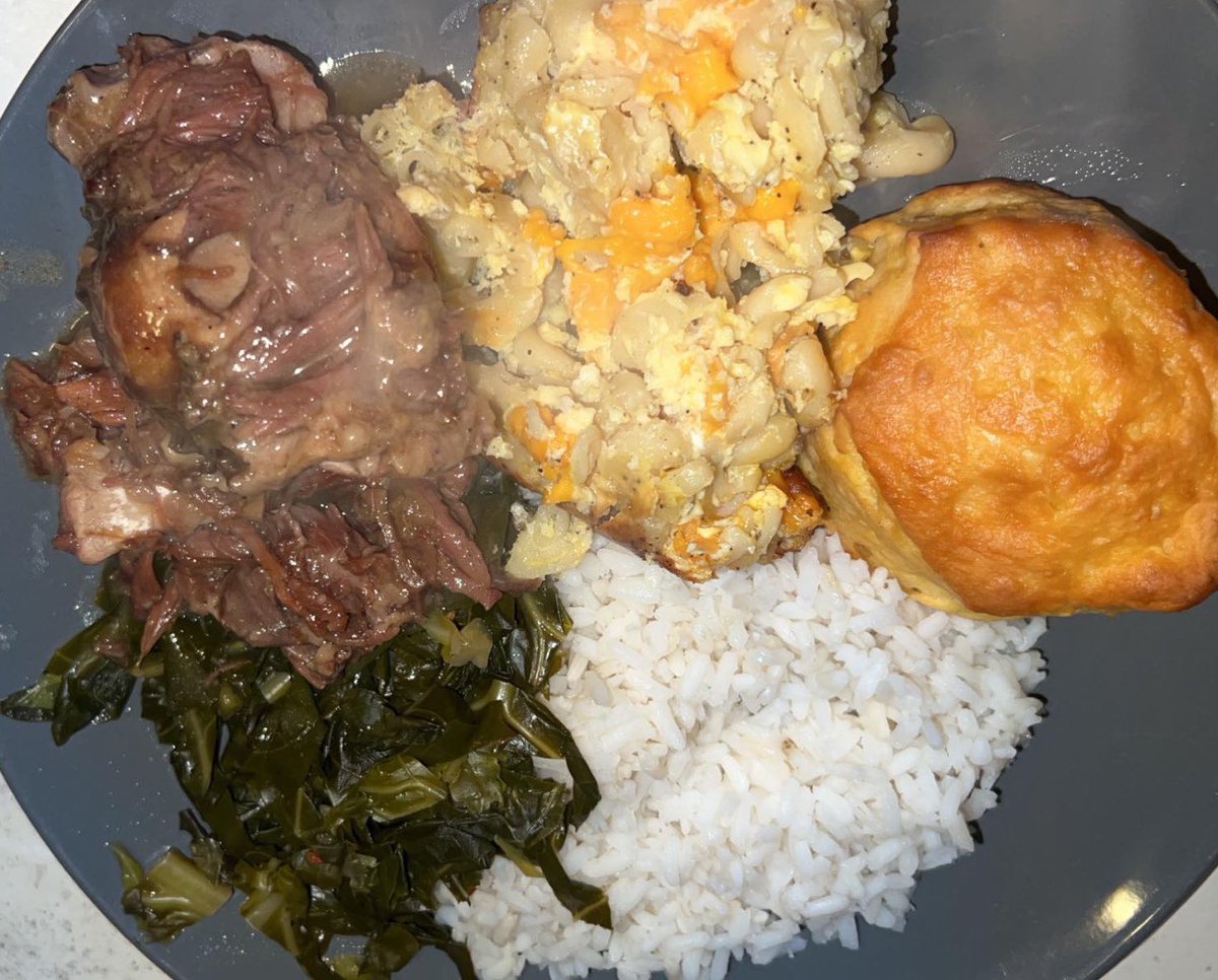 luvlycreati0n's tweet photo. #HappySunday โ๏ธโค๏ธ
Hubby doesnโt like gravy on his rice sooo ๐โบ๏ธ
#hisplate
#madefirst
#judgeyamammy
Oxtails, mac & cheese, collards, rice & biscuits โค๏ธ๐ฅฐ
#homecookedmeals โค๏ธโบ๏ธ
#BonAppetit ๐ค๐ฝ https://t.co/VeiuMpoJVl