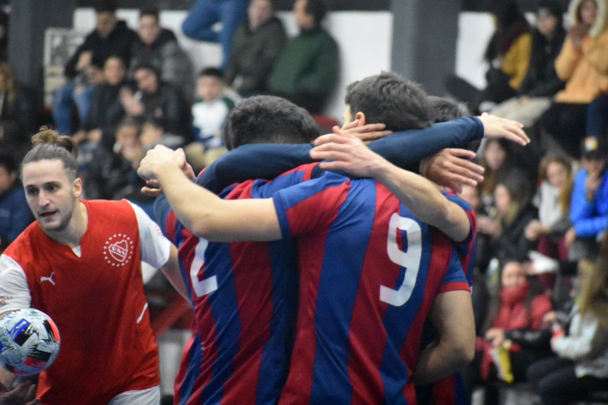 CASLAFutsal's tweet photo. ⏱ ¡Final del partido en Villa Modelo!
 
⚽ #SanLorenzo venció 5-3 a Independiente, por la decimocuarta fecha del Torneo de AFA. 

Los goles del conjunto azulgrana los marcaron López, Iaquinta, Menzeguez, Pescio y Echavarria. 

#VamosCiclón 🔵💪🔴 https://t.co/XGMCYmEVRd