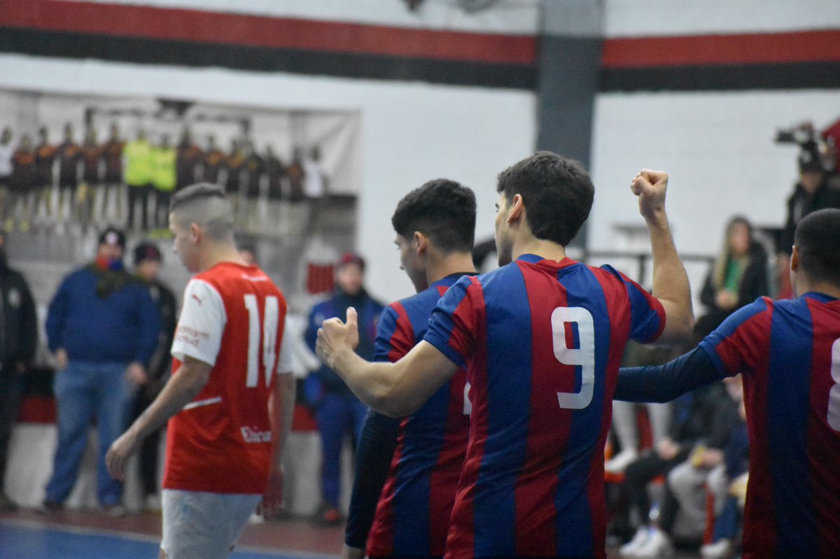 ⏱ ¡Final del partido en Villa Modelo!
 
⚽ #SanLorenzo venció 5-3 a Independiente, por la decimocuarta fecha del Torneo de AFA. 

Los goles del conjunto azulgrana los marcaron López, Iaquinta, Menzeguez, Pescio y Echavarria. 

#VamosCiclón 🔵💪🔴
