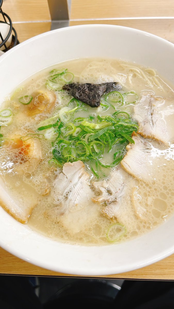 友人と別れひとり博多旅。小説「君の膵臓を食べたい」のコミカライズ作品で私がアシスタントで背景を描いた所を回っています。
朝から博多ラーメン🍜モーニングはチャーシューメンしかないという逆にヘビーなお店!でも安くて美味しかったです😊 