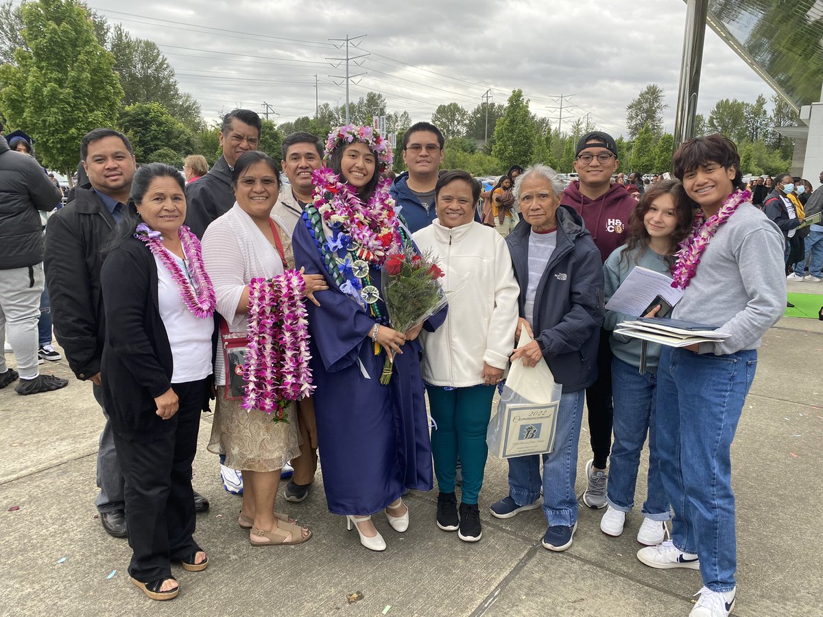 FWPS210's tweet photo. Wishing our TBHS graduates the best of success in post-secondary pursuits. @TBTitans #TitanGrad #Classof2022 https://t.co/kD8ZBhy89B