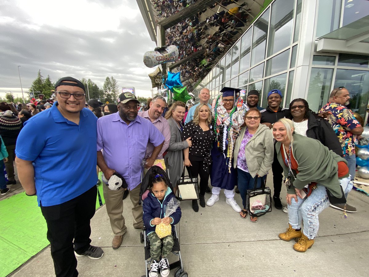 FWPS210's tweet photo. Wishing our TBHS graduates the best of success in post-secondary pursuits. @TBTitans #TitanGrad #Classof2022 https://t.co/kD8ZBhy89B