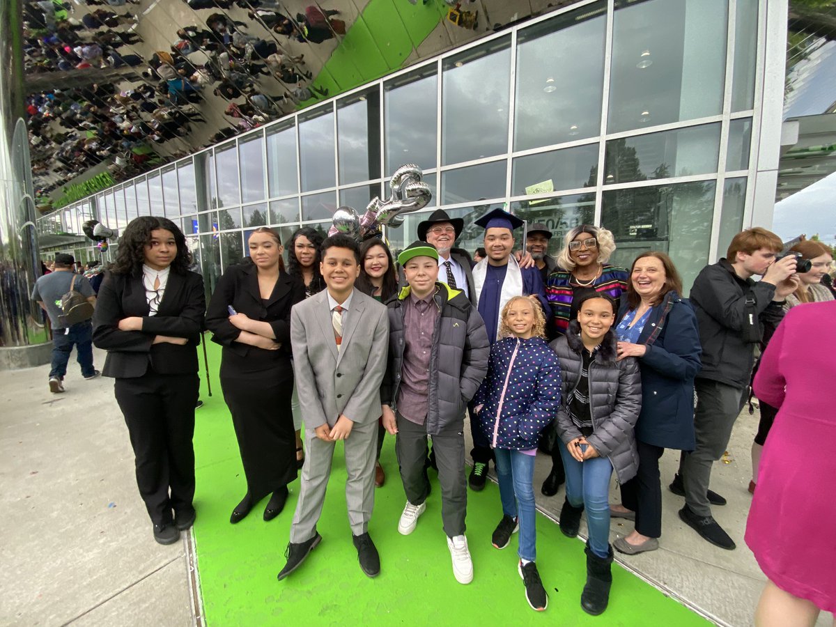 FWPS210's tweet photo. Wishing our TBHS graduates the best of success in post-secondary pursuits. @TBTitans #TitanGrad #Classof2022 https://t.co/kD8ZBhy89B