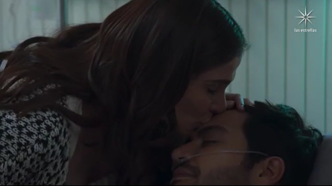 Tatyfenoglio's tweet photo. Bruno quiere que abril sea y el será feliz , ese beso fue lo más dulce #Brunil @andrespalacios1 #Bruno #AmorDividido https://t.co/SYTvKUC1KM