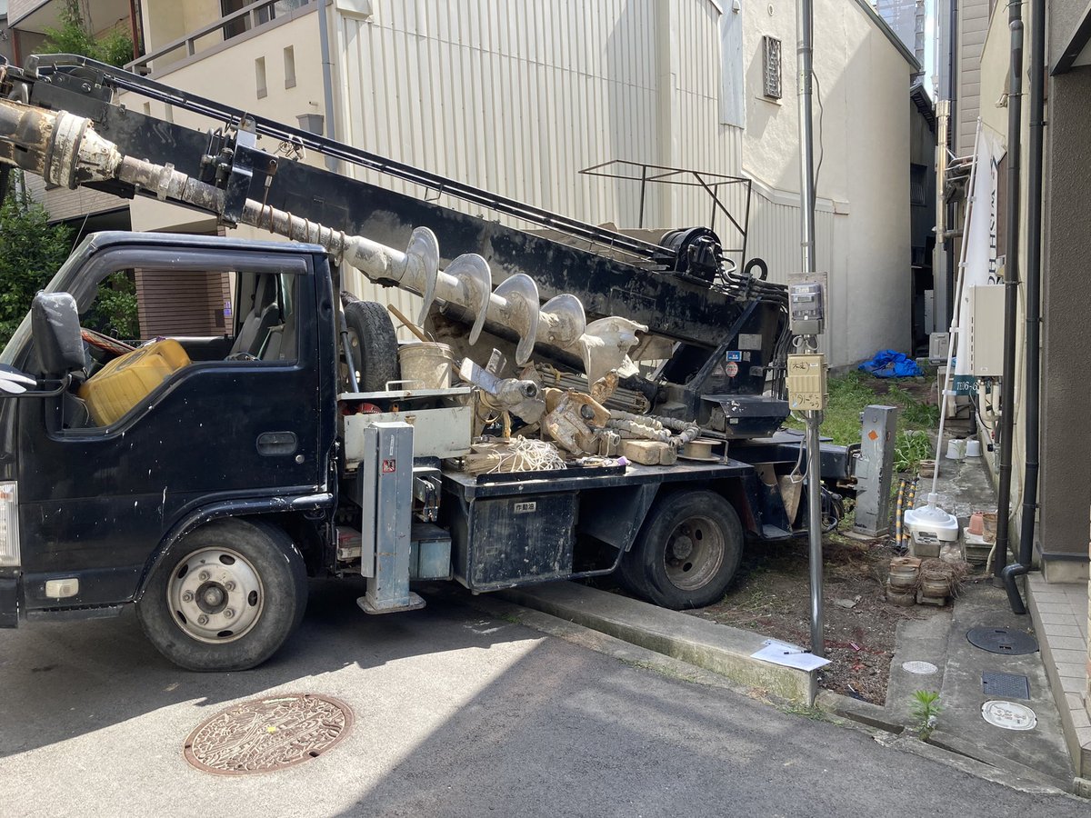 akihikoebihiko's tweet photo. 【TINY STYLE PROJECT】
いよいよ着工です!
まずは、地盤改良工事から始まります。
建物の構造体を支える、重要な役割を果たすこの工程。
狭小地なので、工事車両が入るのか?
でしたが、無事工事は完了。
次は基礎配筋工事となります。
#TINYSTYLE
#狭小地
#都会の暮らし
#ユニオン設計 https://t.co/AHf7x0aJS7