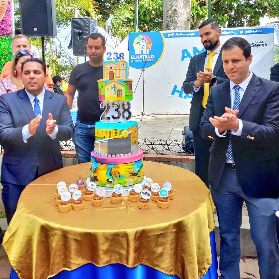 eliasayegh's tweet photo. Este momento fue propicio para cantar cumpleaños rodeado de cientos de vecinos y visitantes, hicimos entrega del tranvía icónico totalmente recuperado. #ElHatillo238 https://t.co/G5pUX6eVUF