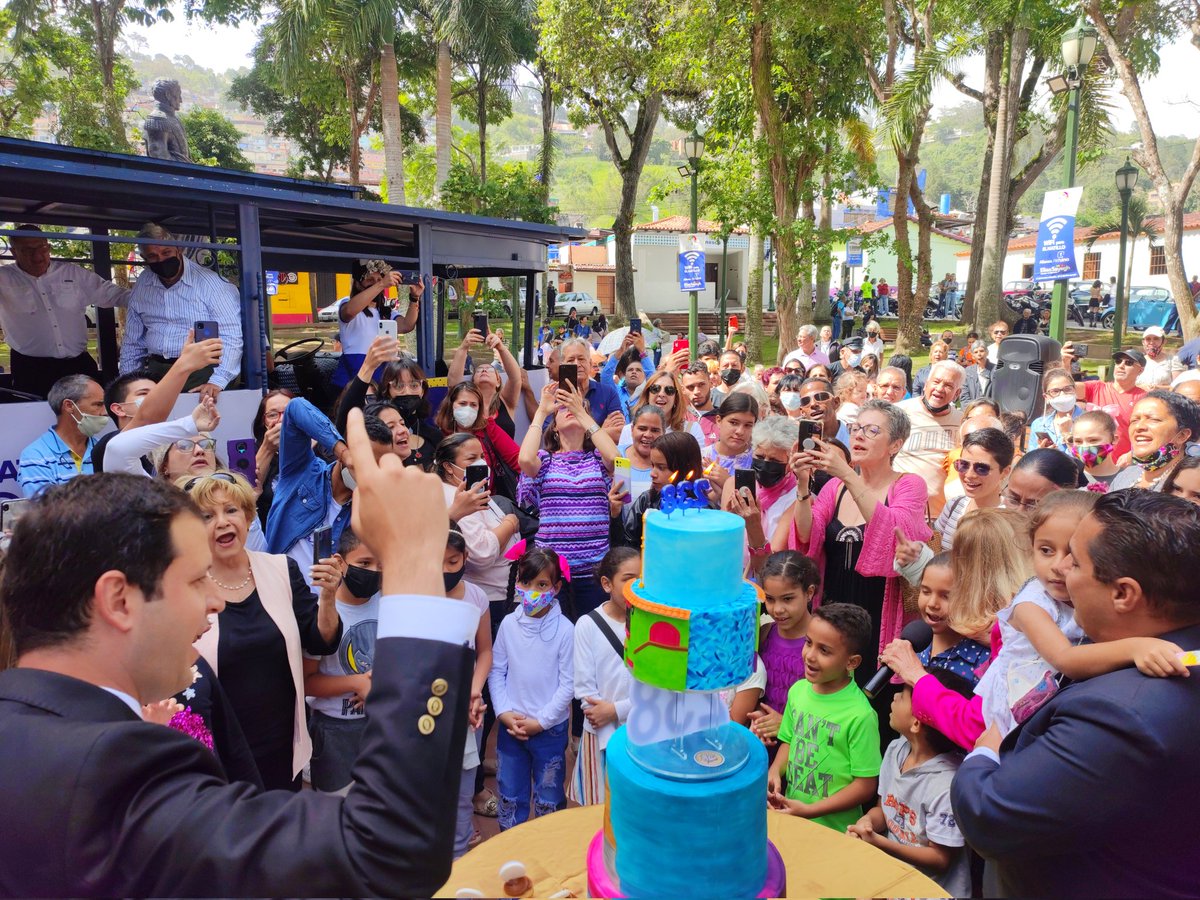 eliasayegh's tweet photo. Este momento fue propicio para cantar cumpleaños rodeado de cientos de vecinos y visitantes, hicimos entrega del tranvía icónico totalmente recuperado. #ElHatillo238 https://t.co/G5pUX6eVUF
