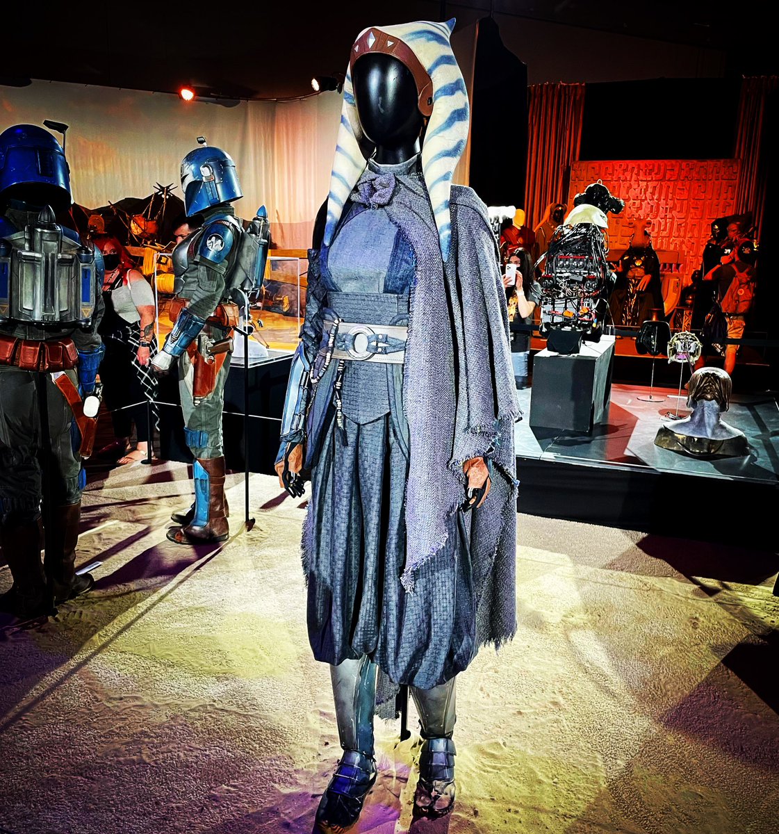 Sopchockchai's tweet photo. Sometimes the student guides the master.
#ahsokatano #thebookofbobafett #themandalorianexperience #starwarscelebration #swca22 #swca #themandalorian https://t.co/HLUsC72lAQ