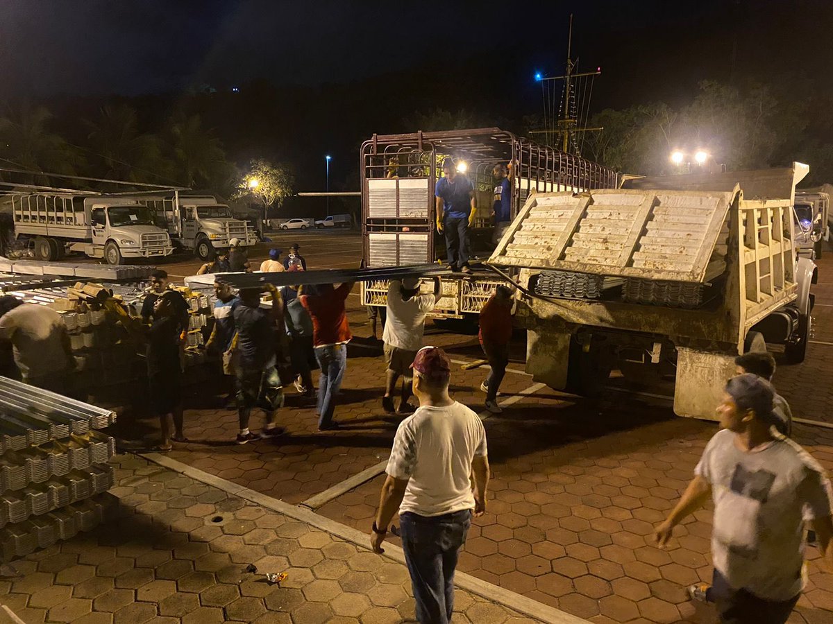 saymipinedav's tweet photo. 🚚 Comenzamos la carga de 5 mil laminas donadas por el Sector Naval en Bahías de #Huatulco, agradecemos enormemente que se sumen en apoyo a la ciudadanía que más lo requiere.

#FuerzaPochutla #GenerandoBienestar https://t.co/fFVSpo5Chv