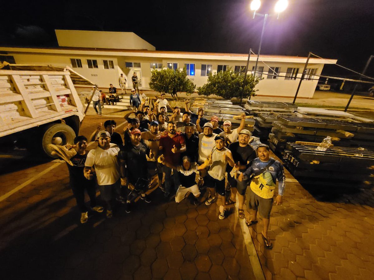 saymipinedav's tweet photo. 🚚 Comenzamos la carga de 5 mil laminas donadas por el Sector Naval en Bahías de #Huatulco, agradecemos enormemente que se sumen en apoyo a la ciudadanía que más lo requiere.

#FuerzaPochutla #GenerandoBienestar https://t.co/fFVSpo5Chv