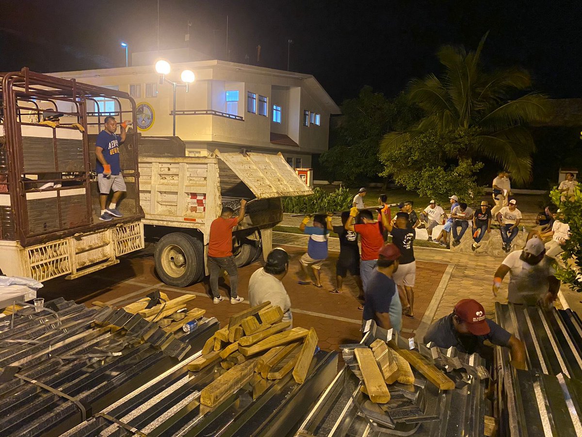 saymipinedav's tweet photo. 🚚 Comenzamos la carga de 5 mil laminas donadas por el Sector Naval en Bahías de #Huatulco, agradecemos enormemente que se sumen en apoyo a la ciudadanía que más lo requiere.

#FuerzaPochutla #GenerandoBienestar https://t.co/fFVSpo5Chv