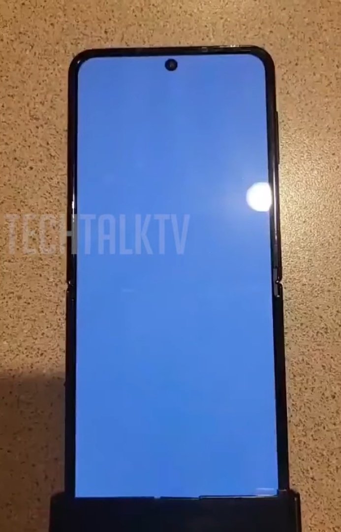 sondesix's tweet photo. Not sure if we can judge the crease here, but just based on this picture, Samsung did a great job in making the crease look a lot less visible on the Galaxy Z Flip4 compared to its predecessor. https://t.co/lSinlcRSYg