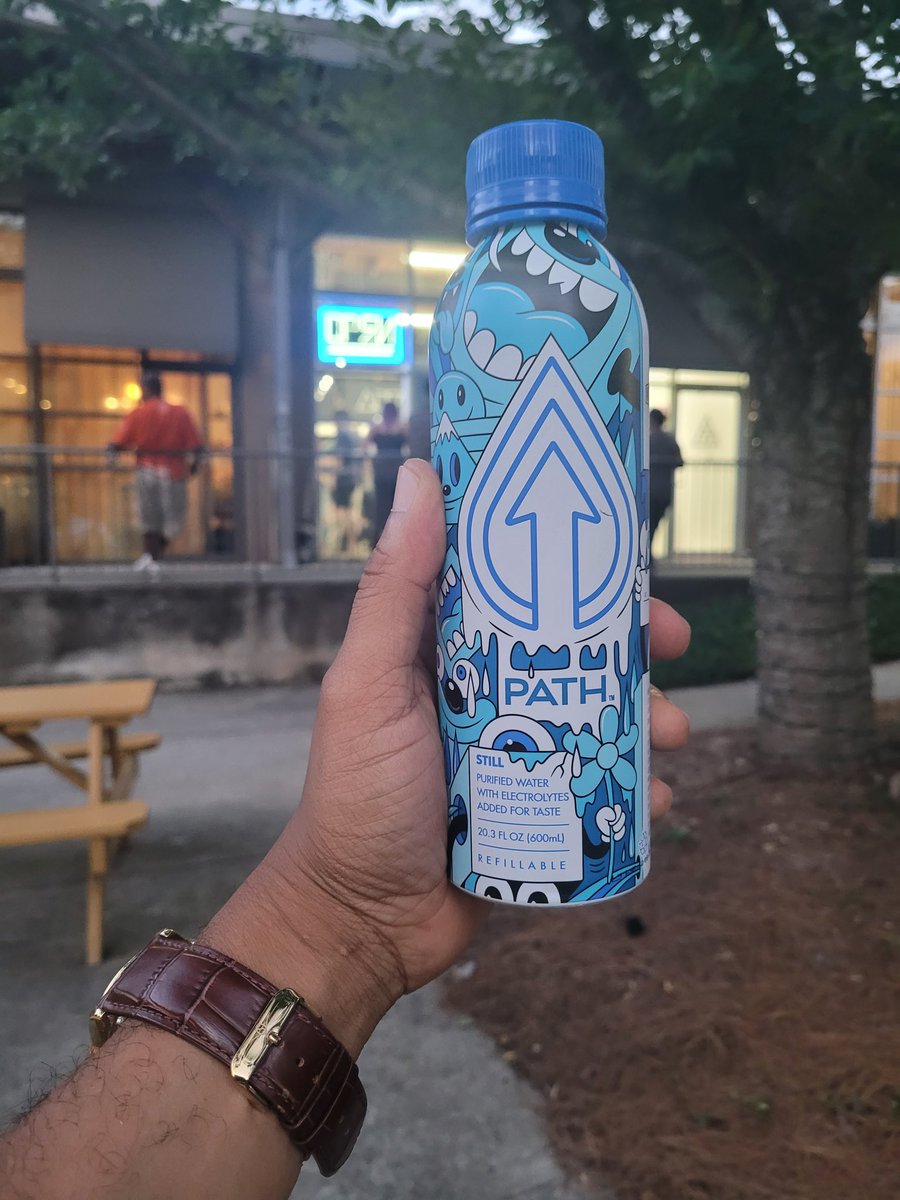 Igetzbuzy's tweet photo. Few more pics of the dope pieces featured at @ABVatl Gallery... I had to get the @GREGMIKE reusable water bottle as collectors item tho! 💯 #abvgallery #gregmike https://t.co/E9BzSdIC2H