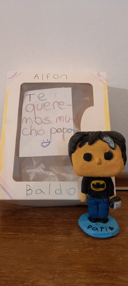 Regalo de cumple. Tengo mi propio funko pop en porcelana fría. Con mechón blanco y todo