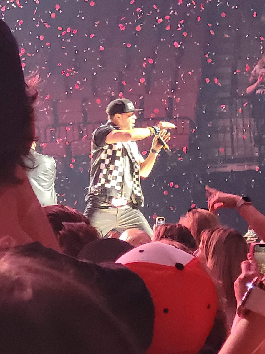 KandyceKelley's tweet photo. @DonnieWahlberg https://t.co/kIRjTZxsEZ