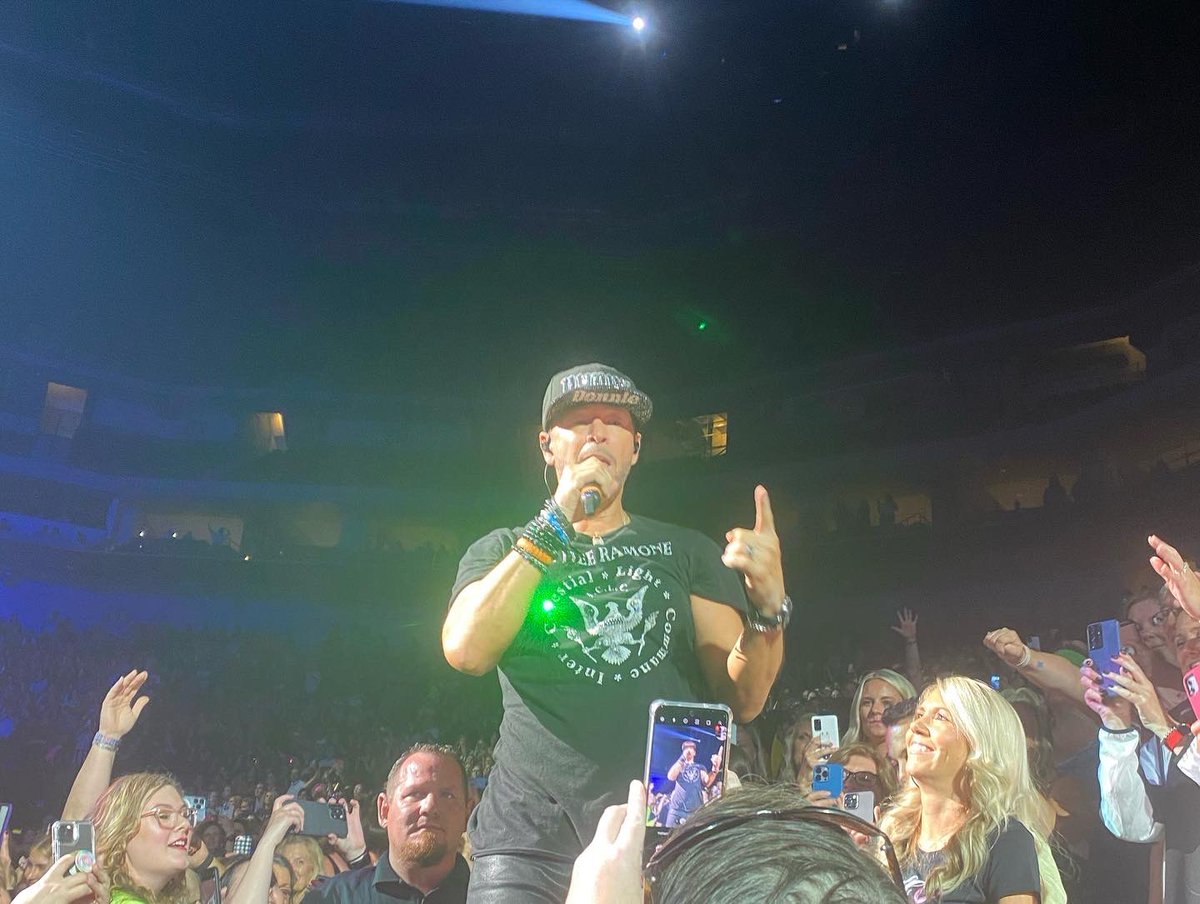 KandyceKelley's tweet photo. @DonnieWahlberg https://t.co/7yUK6KC8CI